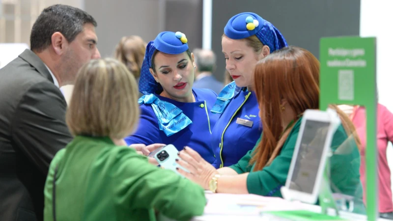 Dos azafatas de Binter atienden al pblico en Fitur. Foto: Binter